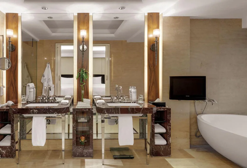 Kamar Mandi Executive Grand Deluxe - Panduan Lengkap Fasilitas dan Layanan di Hotel Indonesia Kempinski Jakarta - jakartatraveller.com