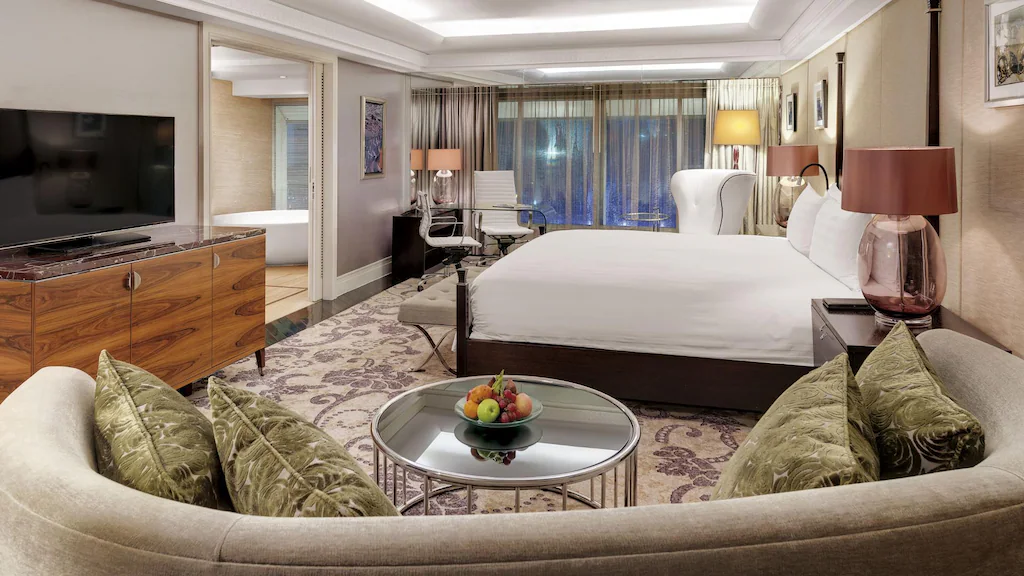 Fasilitas Sofa dan TV Grand Deluxe - Panduan Lengkap Fasilitas dan Layanan di Hotel Indonesia Kempinski Jakarta - jakartatraveller.com