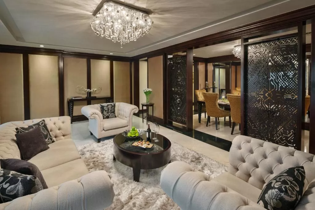 Ruang tamu Presidential Suite RedLevel - Menginap Mewah di Ibukota: Review Lengkap Hotel Gran Melia Jakarta - jakartatraveller.com