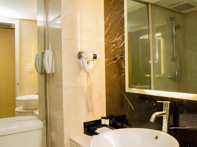 Kamar Mandi Grand Deluxe - Hotel Grand Kemang Jakarta: Akomodasi Sempurna Berdekatan dengan Pusat Hiburan Kemang - jakartatraveller.com