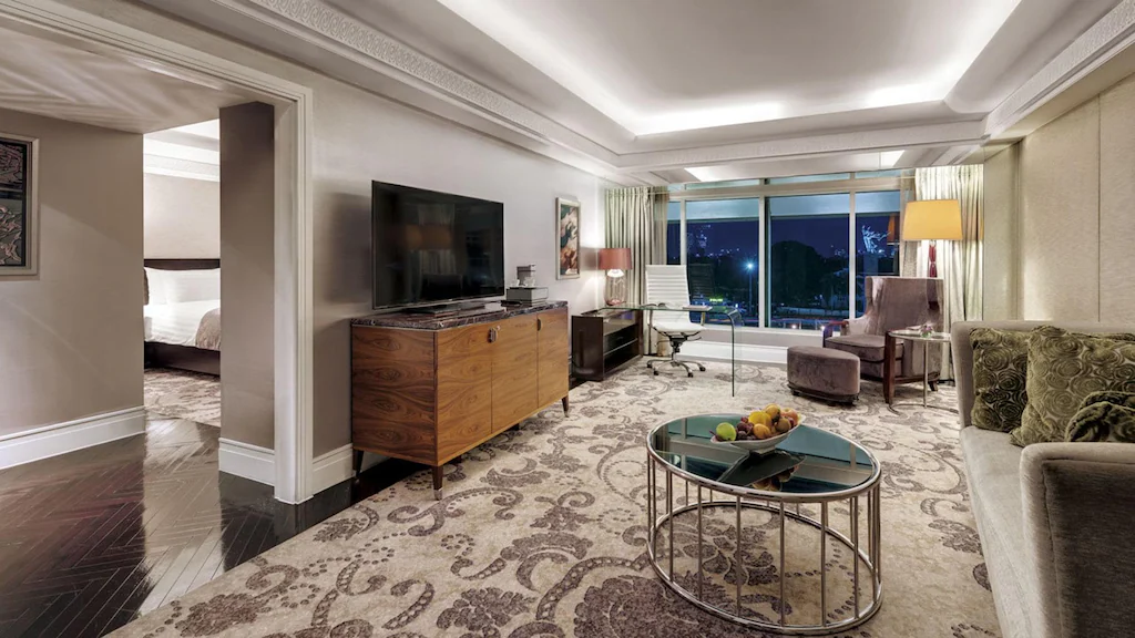 Living Room Salon Suite - Panduan Lengkap Fasilitas dan Layanan di Hotel Indonesia Kempinski Jakarta - jakartatraveller.com