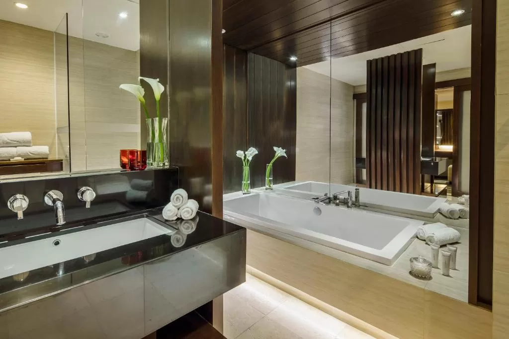 Kamar Mandi Presidential Suite RedLevel - Menginap Mewah di Ibukota: Review Lengkap Hotel Gran Melia Jakarta - jakartatraveller.com