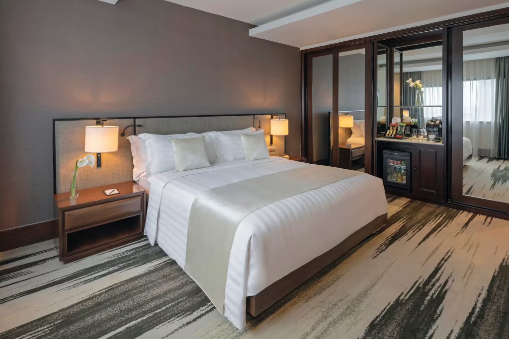 Kamar Tidur Deluxe Junior Suite RedLevel - Menginap Mewah di Ibukota: Review Lengkap Hotel Gran Melia Jakarta - jakartatraveller.com