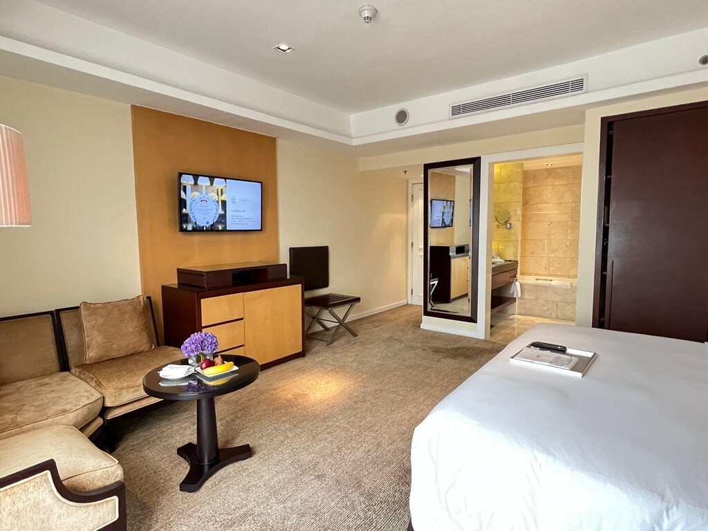 Living Room Mahakam Club Suite - Hotel Gran Mahakam: Menginap Dengan Kemewahan di Pusat Bisnis Jakarta - jakartatraveller.com