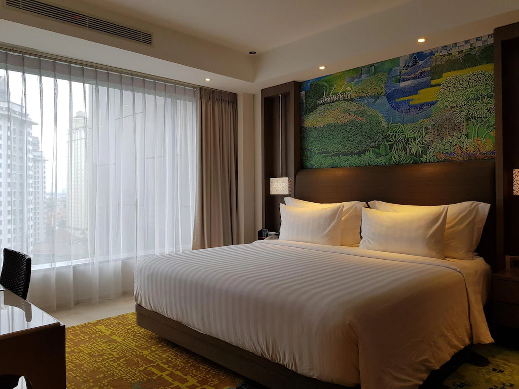 Kamar Tidur Business Suite - Panduan Lengkap Menginap di Hotel Grand Mercure Jakarta Kemayoran: Fasilitas, Layanan, dan Tips Eksklusif - jakartatraveller.com