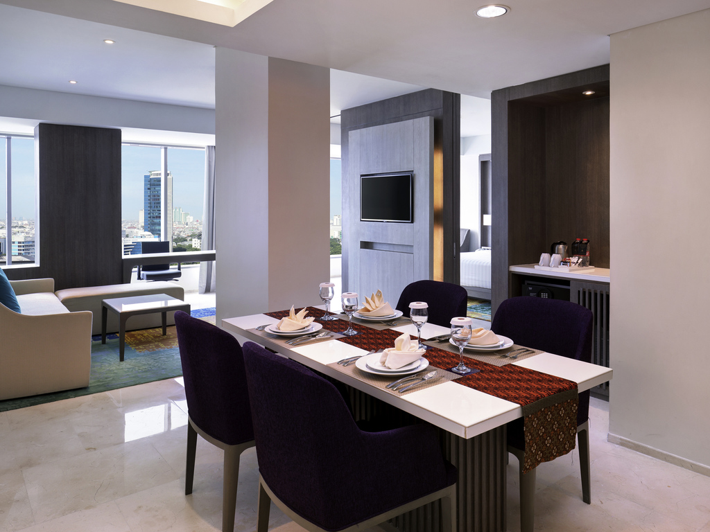 Ruang Makan Executive Suite - Panduan Lengkap Menginap di Hotel Grand Mercure Jakarta Kemayoran: Fasilitas, Layanan, dan Tips Eksklusif - jakartatraveller.com