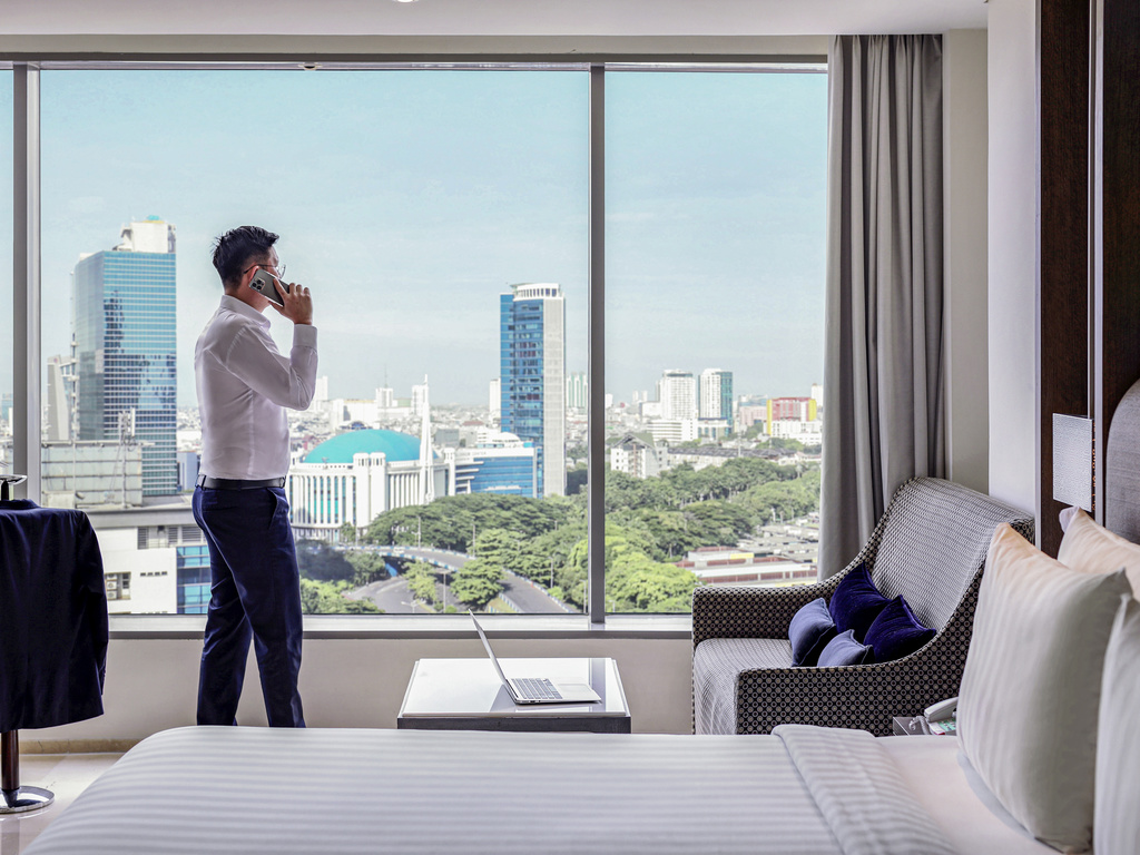 Kursi Santai Executive Suite - Panduan Lengkap Menginap di Hotel Grand Mercure Jakarta Kemayoran: Fasilitas, Layanan, dan Tips Eksklusif - jakartatraveller.com