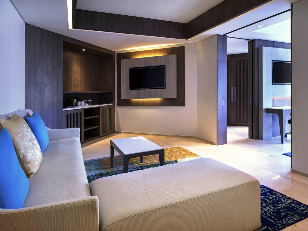 Living Room Business Suite - Panduan Lengkap Menginap di Hotel Grand Mercure Jakarta Kemayoran: Fasilitas, Layanan, dan Tips Eksklusif - jakartatraveller.com