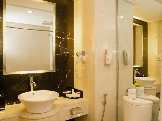 Kamar Mandi Residence One Bedroom - Hotel Grand Kemang Jakarta: Akomodasi Sempurna Berdekatan dengan Pusat Hiburan Kemang - jakartatraveller.com