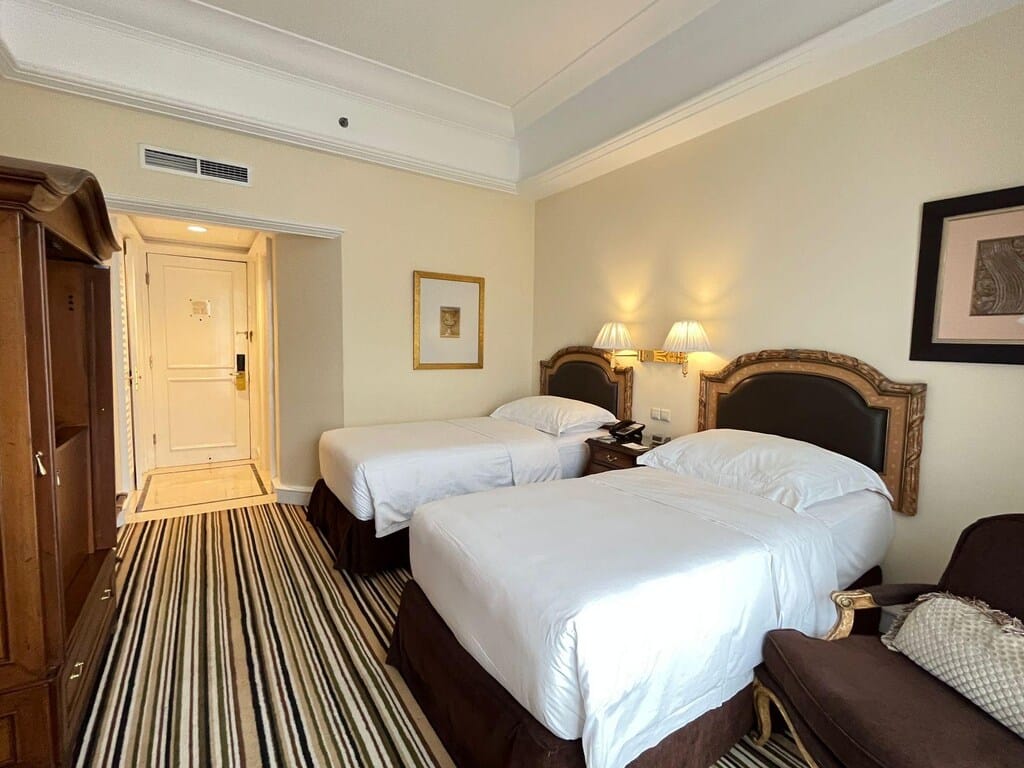 Kamar Deluxe Twin Bed - Hotel Gran Mahakam: Menginap Dengan Kemewahan di Pusat Bisnis Jakarta - jakartatraveller.com