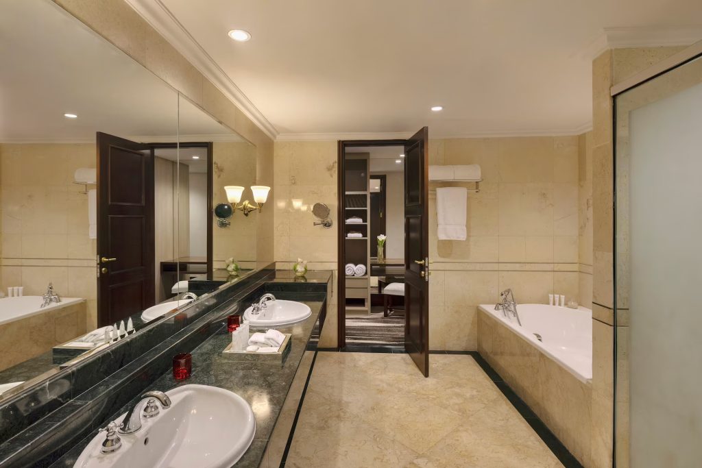 Kamar Mandi Grand Suite RedLevel - Menginap Mewah di Ibukota: Review Lengkap Hotel Gran Melia Jakarta - jakartatraveller.com