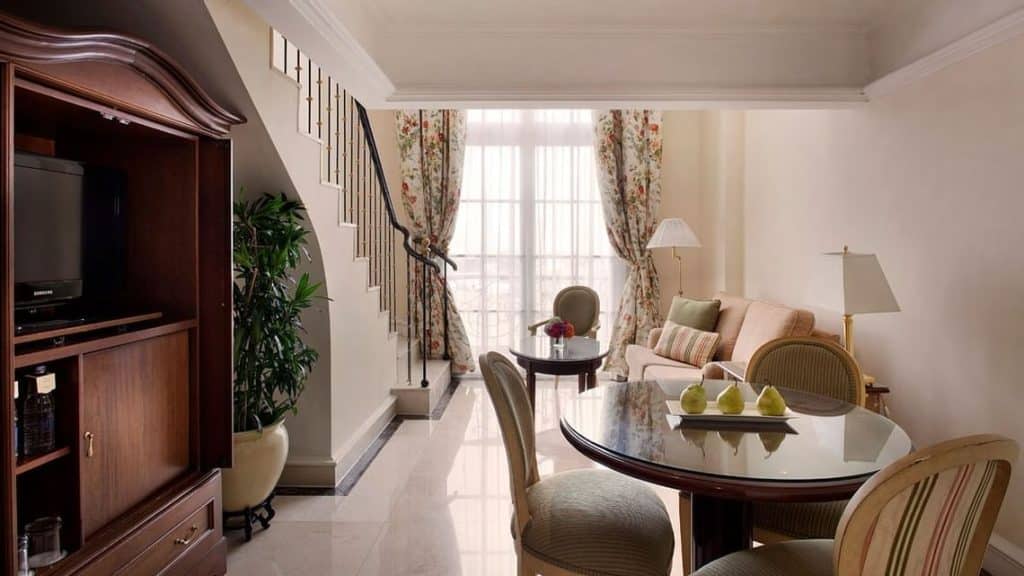 Living Room Executive Suite - Hotel Gran Mahakam: Menginap Dengan Kemewahan di Pusat Bisnis Jakarta - jakartatraveller.com
