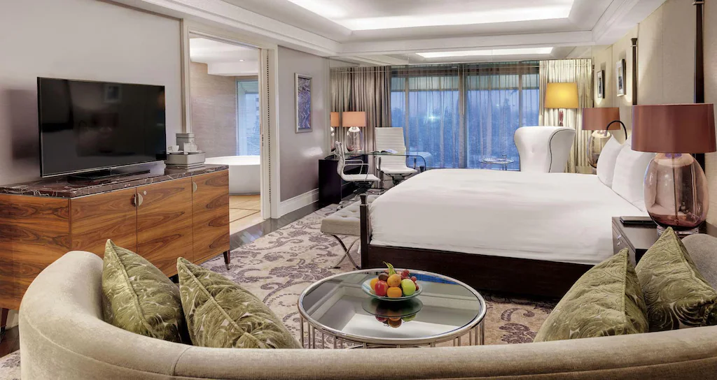 Kamar King Bed Executive Grand Deluxe - Panduan Lengkap Fasilitas dan Layanan di Hotel Indonesia Kempinski Jakarta - jakartatraveller.com