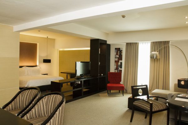 Area Ruang Tamu Kamar Junior Suite - Hotel Grand Kemang Jakarta: Akomodasi Sempurna Berdekatan dengan Pusat Hiburan Kemang - jakartatraveller.com