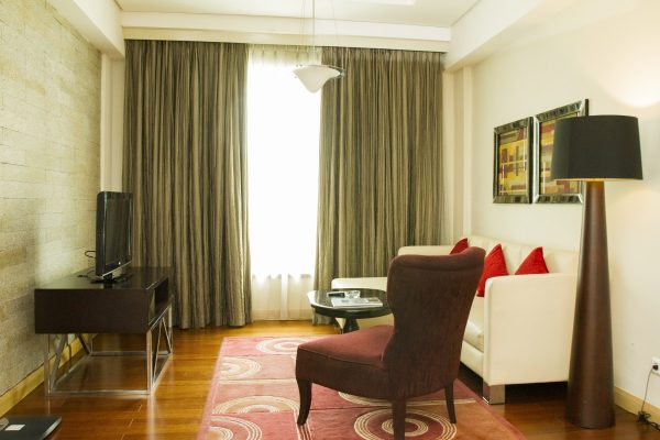 Ruang Tamu Residence One Bedroom - Hotel Grand Kemang Jakarta: Akomodasi Sempurna Berdekatan dengan Pusat Hiburan Kemang - jakartatraveller.com