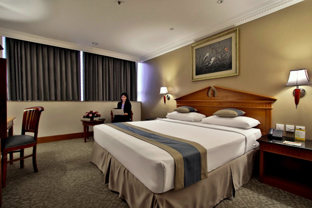 King Bed Kamar Deluxe - Liburan atau Bisnis? Temukan Kedua-duanya di The Jayakarta SP Jakarta Hotel & Spa - jakartatraveller.com