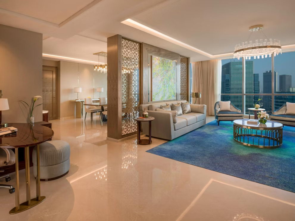 Living Room Ambassador Suite - Menginap di Hotel Bintang 5: Ulasan Lengkap Hotel Intercontinental Jakarta Pondok Indah - jakartatraveller.com