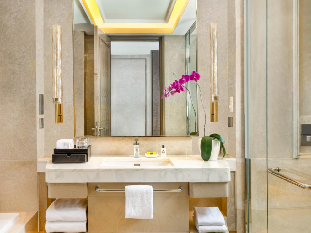 Kamar Mandi Classic Room - Menginap di Hotel Bintang 5: Ulasan Lengkap Hotel Intercontinental Jakarta Pondok Indah - jakartatraveller.com