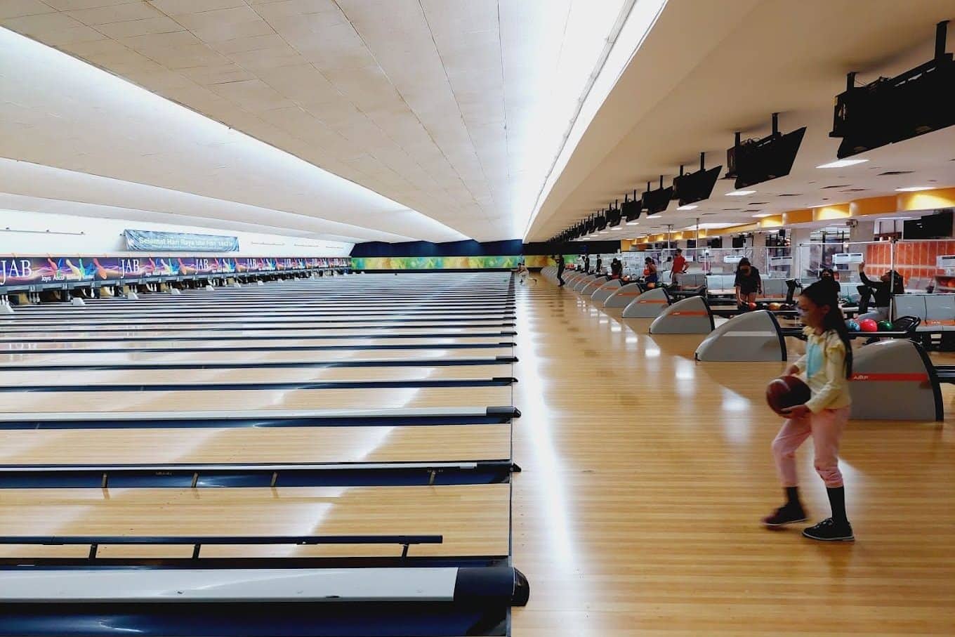 Arena Bowling Ancol - 10 Aktivitas Terbaik yang Wajib Dicoba di Ancol Dreamland - jakartatraveller.com