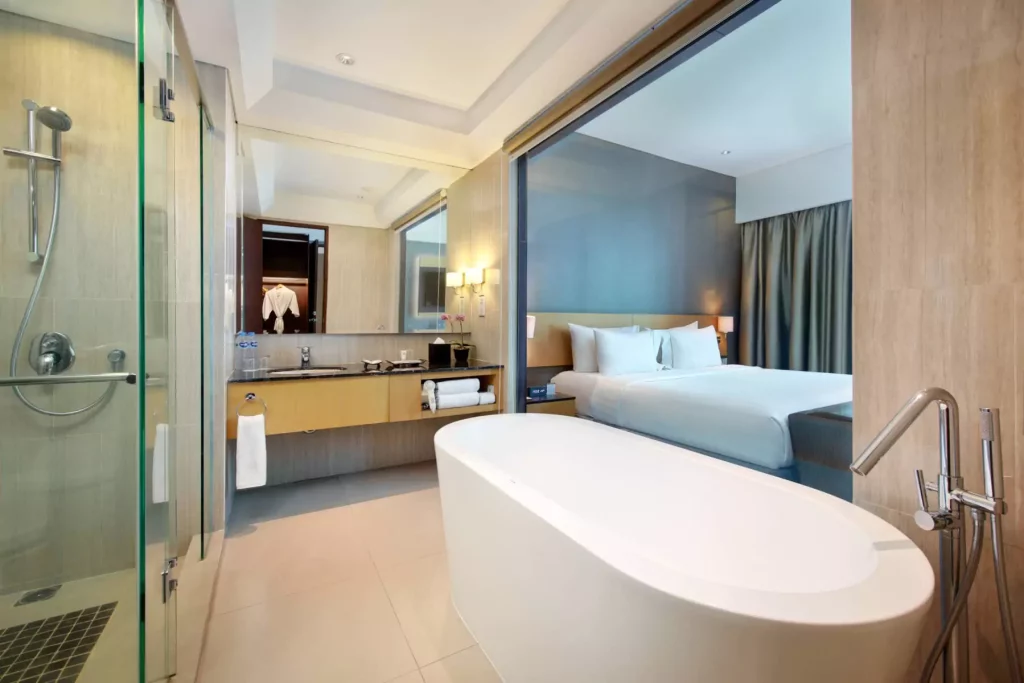 Kamar Mandi Suite Room - Menginap Mewah Tanpa Merogoh Kocek Dalam di Hotel JS Luwansa: Panduan Lengkap untuk Wisatawan - jakartatraveller.com