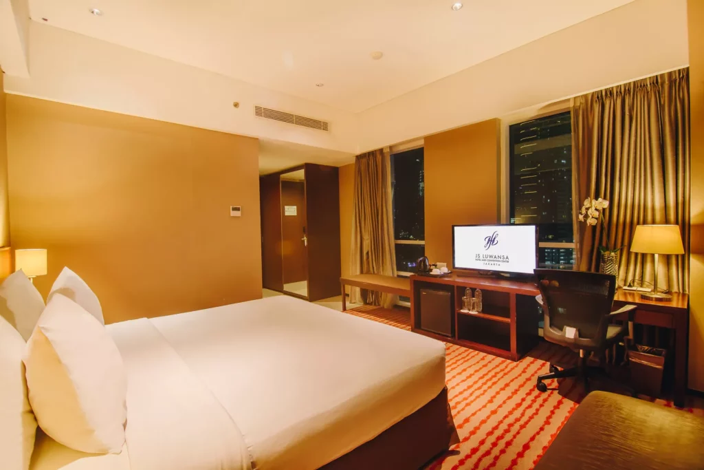 Kamar Grand Deluxe Room - Menginap Mewah Tanpa Merogoh Kocek Dalam di Hotel JS Luwansa: Panduan Lengkap untuk Wisatawan - jakartatraveller.com