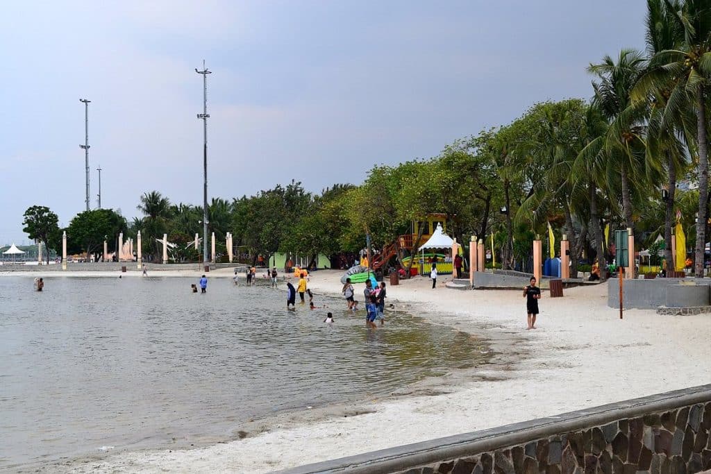 Pantai Ancol - 10 Aktivitas Terbaik yang Wajib Dicoba di Ancol Dreamland - jakartatraveller.com