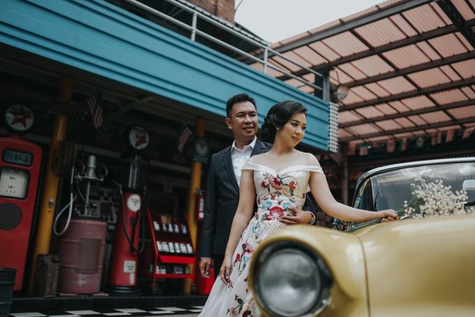 Unique Option for Pre-Wedding: Posing with Antique Cars at Hauwke’s Auto Gallery
