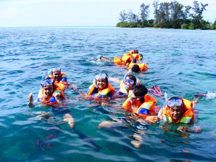 TIPS SNORKELING BAGI PEMULA - snorkling bersama - jakarta traveller COMMUNITY 